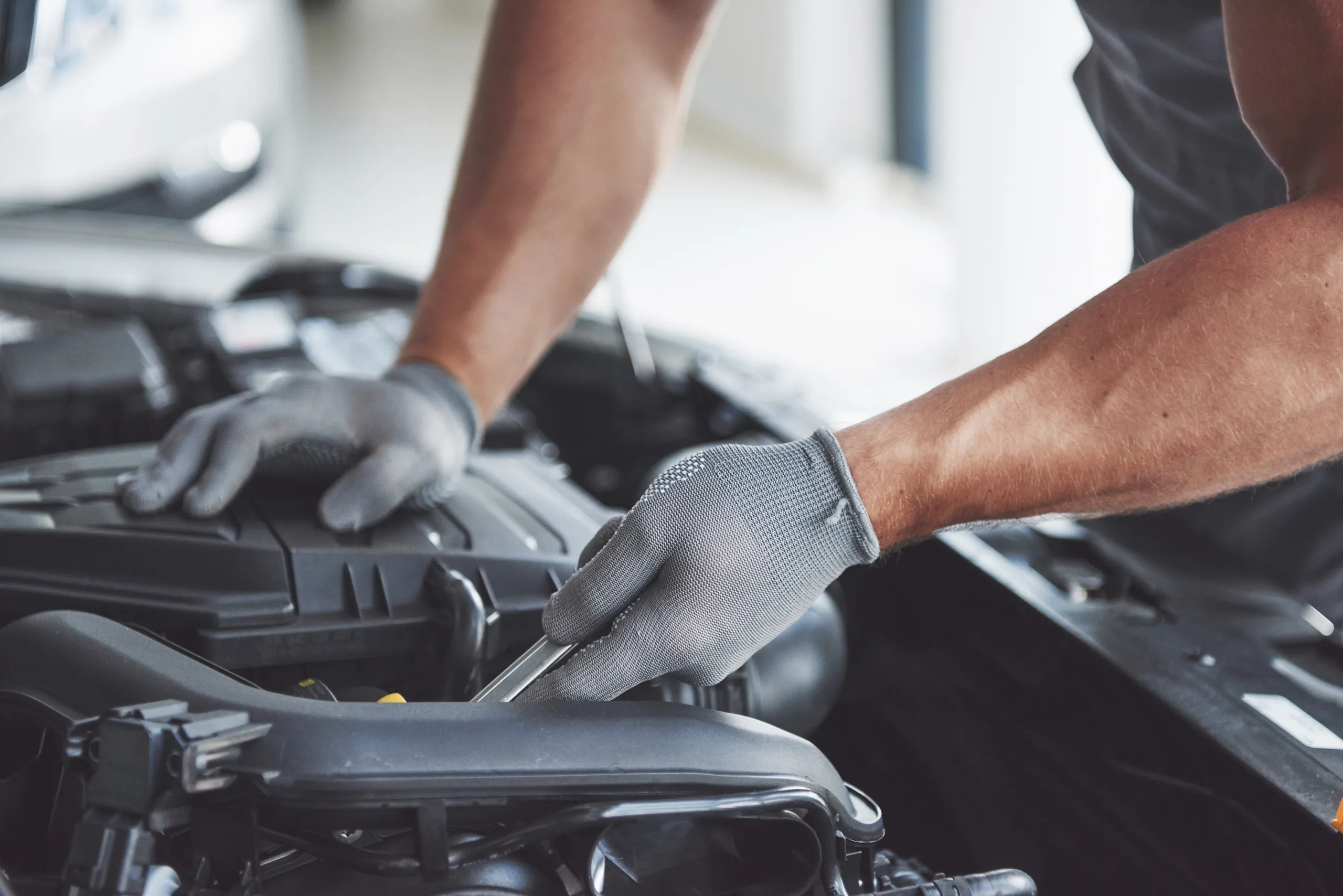 As mãos de um homem a reparar um carro