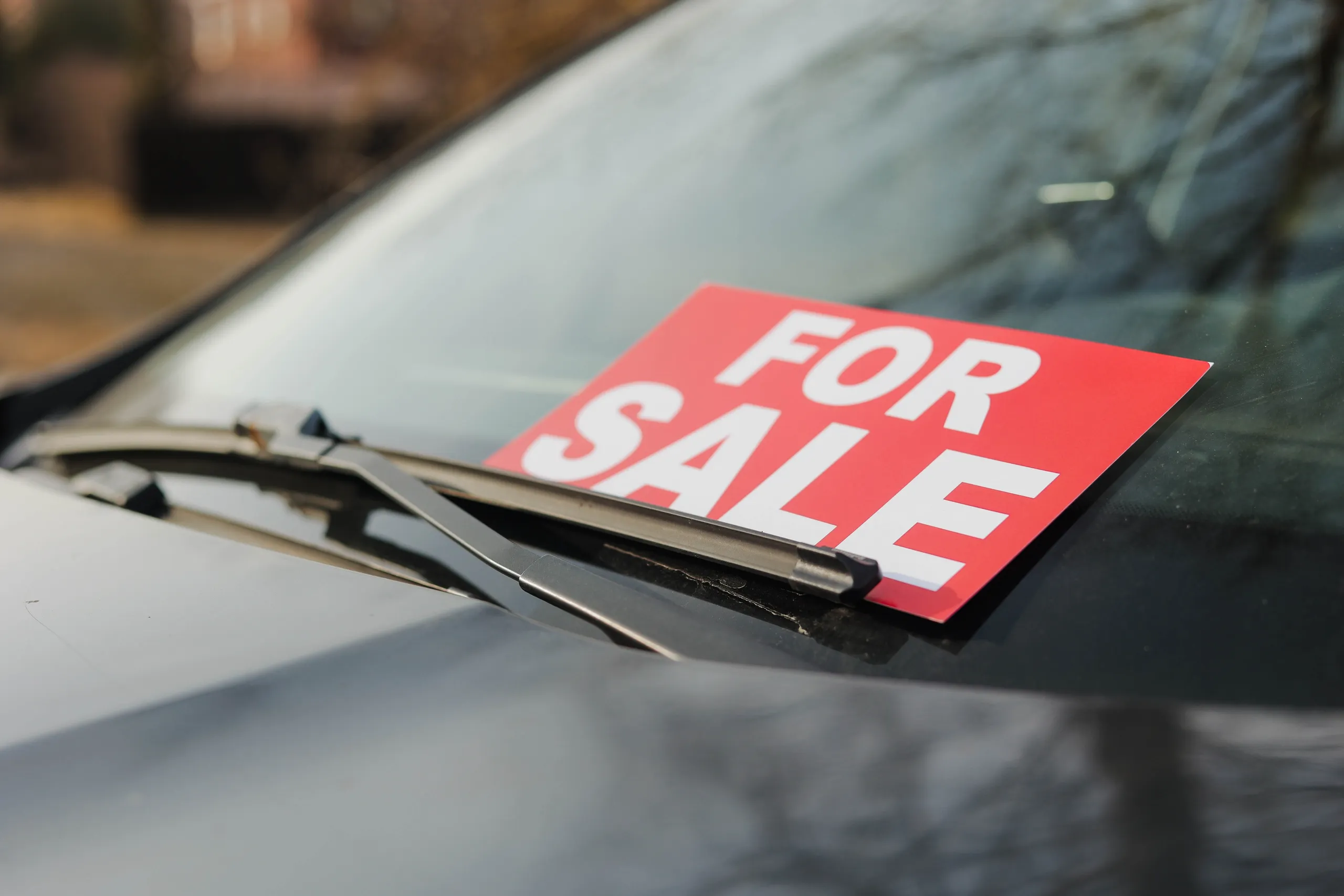 Colocar a placa "vende-se" no carro é legal?