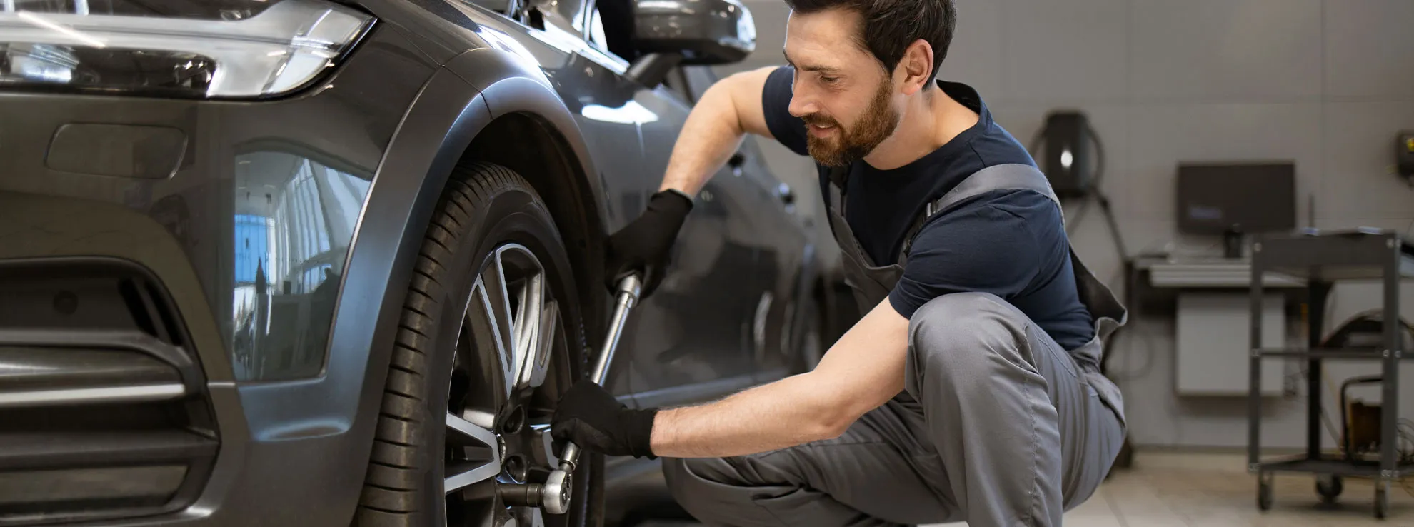 Quero vender o meu carro usado: devo mudar os pneus antes?