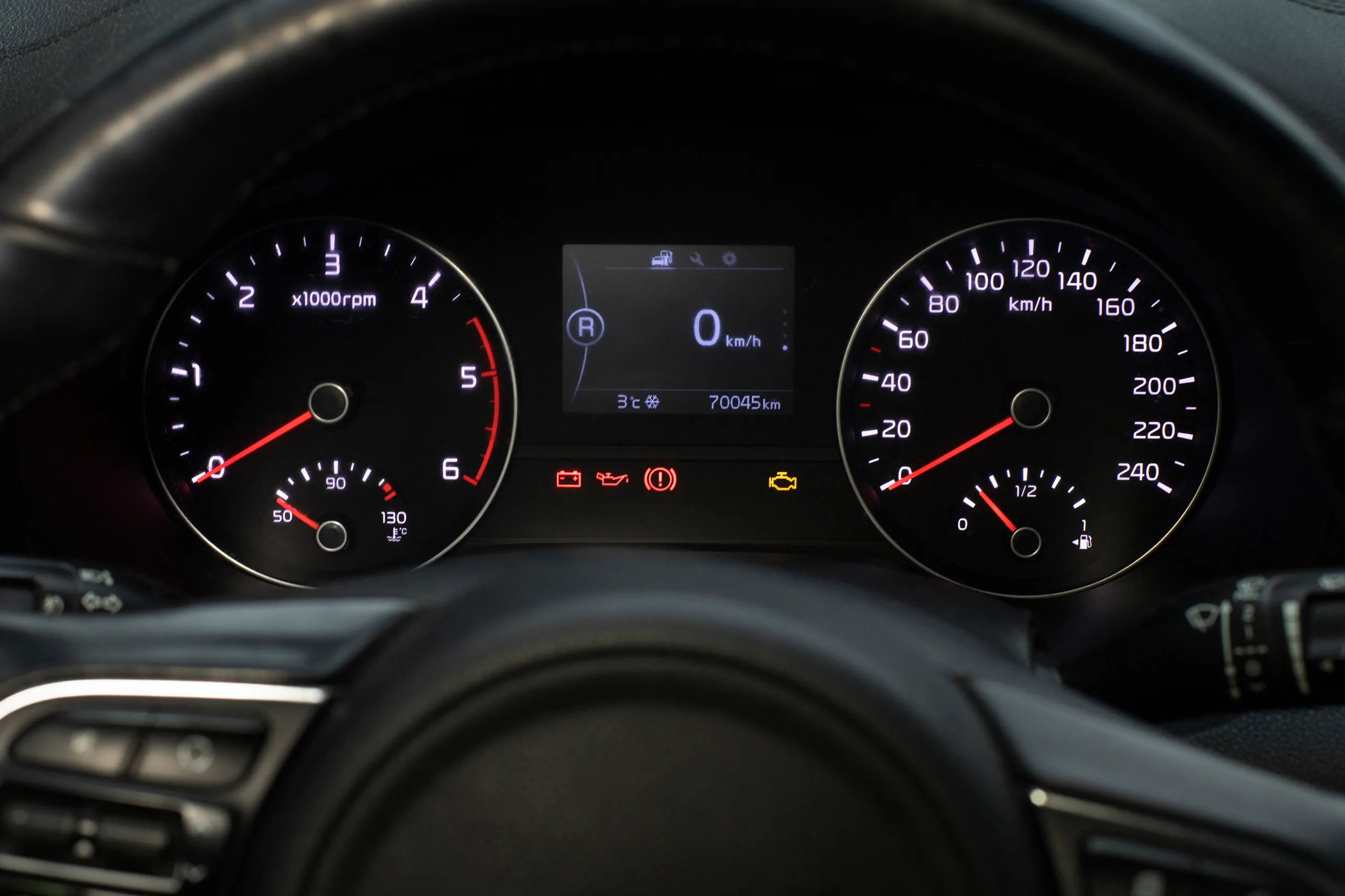 Posso vender o meu carro com luzes acesas no painel?